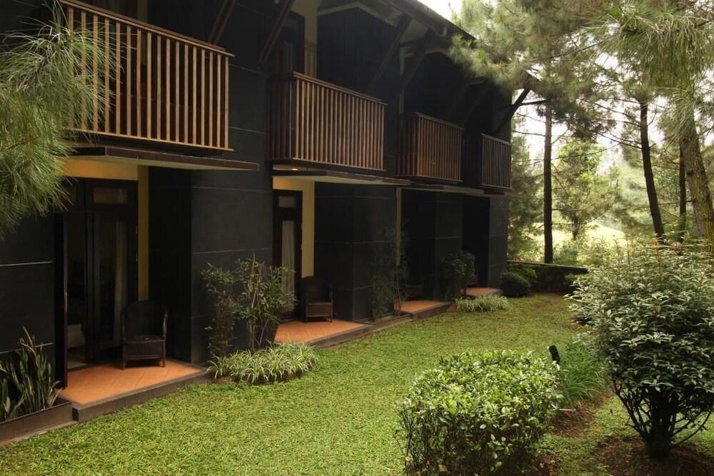 Puteri Gunung Hotel Lembang Exterior foto