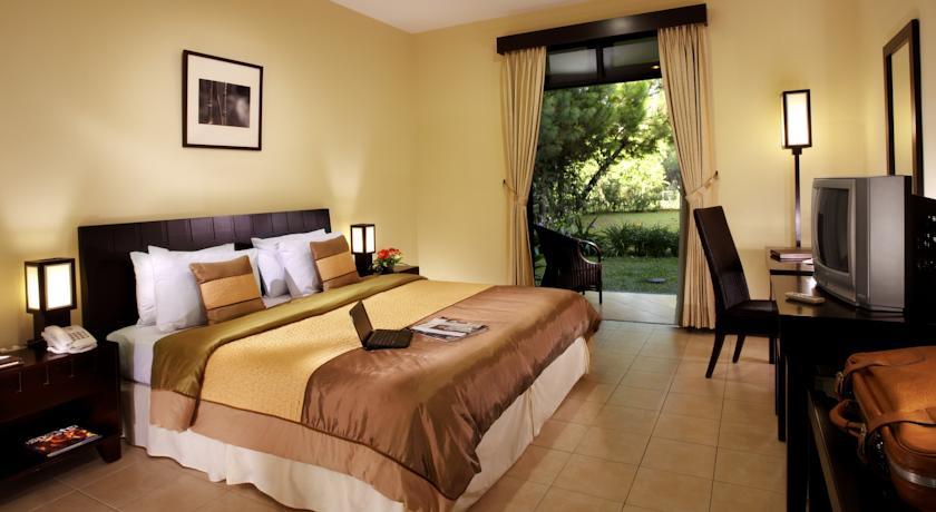 Puteri Gunung Hotel Lembang Exterior foto