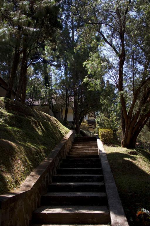 Puteri Gunung Hotel Lembang Exterior foto