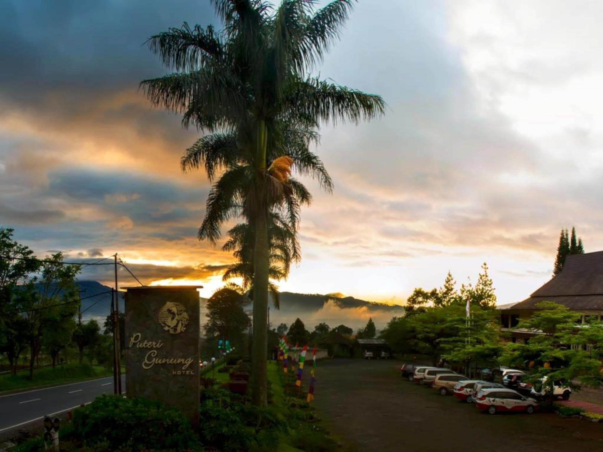 Puteri Gunung Hotel Lembang Exterior foto